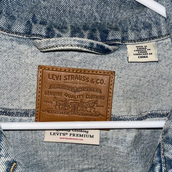 NWOT Levi’s 90s Trucker Jacket – Two-Tone Denim, Distressed - Picture 9 of 10